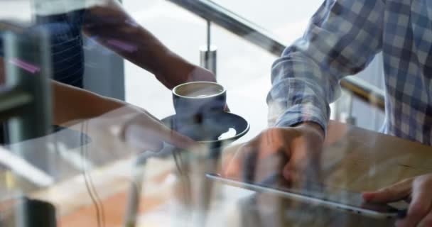 Garçom trazendo café para jovem hipster — Vídeo de Stock