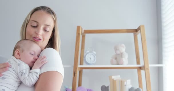 Mãe segurando bebê dormindo nas mãos — Vídeo de Stock