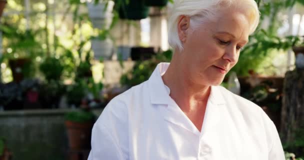 Female scientist using digital tablet — Stock Video