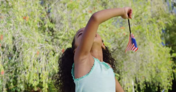 Kind rommelt met een Amerikaanse vlag — Stockvideo