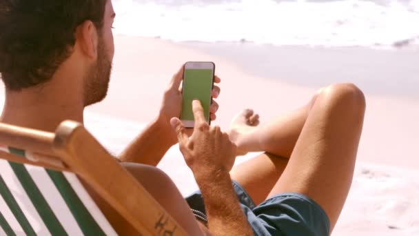Człowiek za pomocą jego smartphone — Wideo stockowe