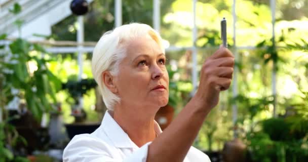 Femme scientifique écrivant sur presse-papiers — Video