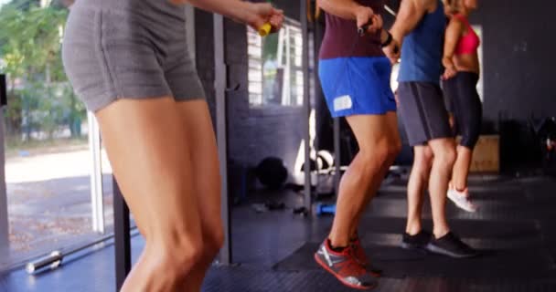 Bir grup insan atlama egzersiz gerçekleştirme — Stok video