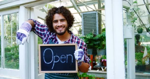 Hombre feliz sosteniendo signo abierto — Vídeo de stock