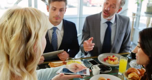 Cuatro personas sonrientes mirando su tableta — Vídeos de Stock