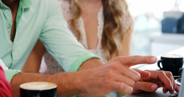 Vänner med laptop i restaurang — Stockvideo