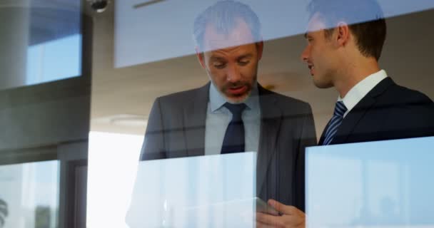 Businessmen shaking hands with each other — Stock Video