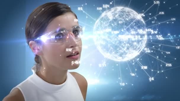 Mujer sonriente está usando gafas futuristas — Vídeo de stock