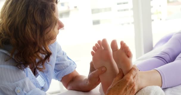 Terapeut Massera fötterna på hennes patient — Stockvideo