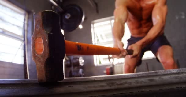 Homme faisant exercice d'entraînement au marteau — Video