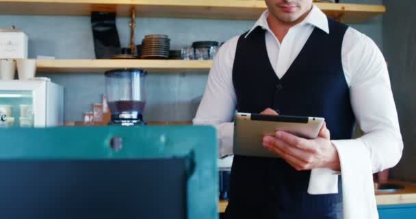 Camarero usando tableta en restaurante — Vídeos de Stock