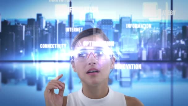 Mujer sonriente está usando gafas futuristas — Vídeo de stock