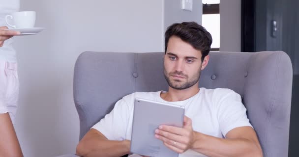 Het aanbieden van koffie aan man vrouw — Stockvideo