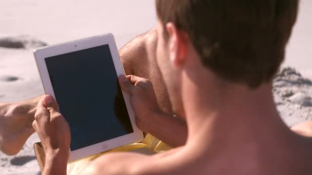 Mann benutzt sein Tablet — Stockvideo