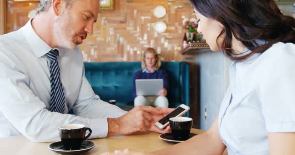 Mujer y hombre de negocios usando teléfono móvil — Vídeos de Stock