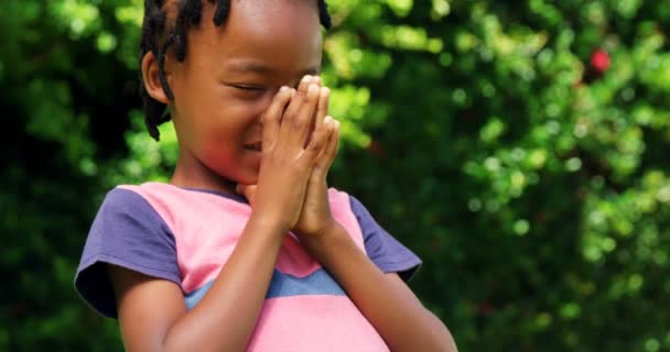 Little boy holding head between hands — Stock Video