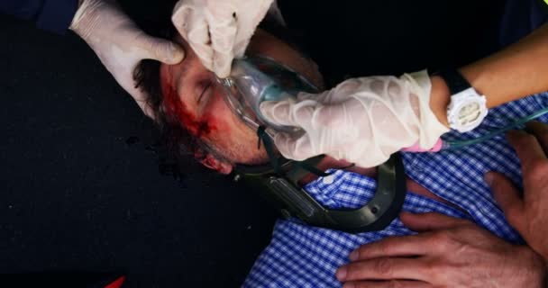 Medical technician posing an oxygen mask — Stock Video