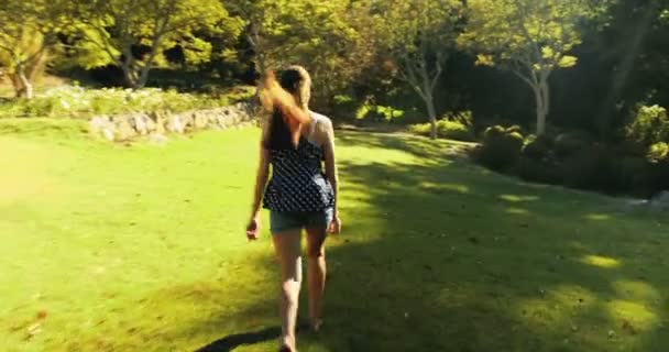 Kvinnan njuter i park — Stockvideo