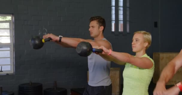 Groupe de personnes exercice avec kettlebell — Video