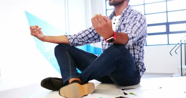 Hombre meditando en pose de loto — Vídeo de stock