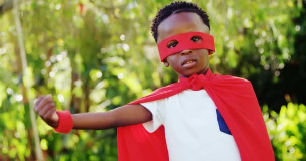 Маленький мальчик позирует в костюме супергероя — стоковое видео