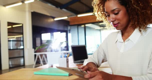 Zakenvrouw die digitale tablet gebruikt — Stockvideo