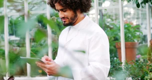 Hombre usando tableta digital — Vídeos de Stock