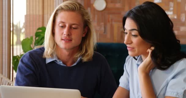 Colegas casuais usando um laptop — Vídeo de Stock