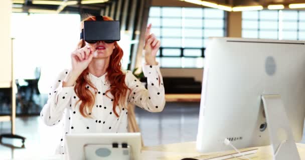 Mujer de negocios usando gafas 3D virtuales — Vídeo de stock