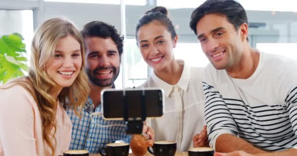 Vrienden nemen selfie op mobiele telefoon — Stockvideo