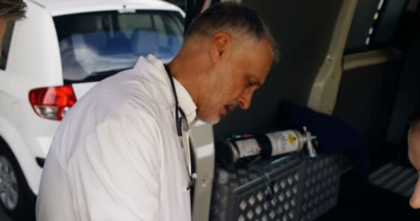 Emergency medical technici praten — Stockvideo
