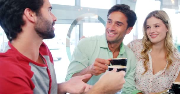 Amigos tomando café en el restaurante — Vídeo de stock