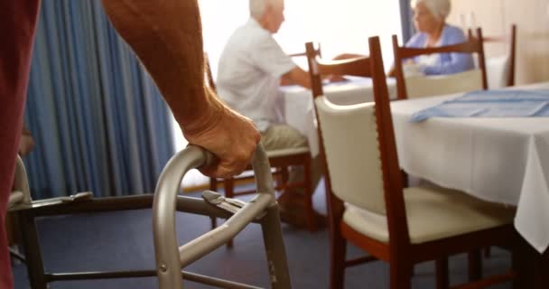 Senior geht mit Hilfe von Gehgestell — Stockvideo