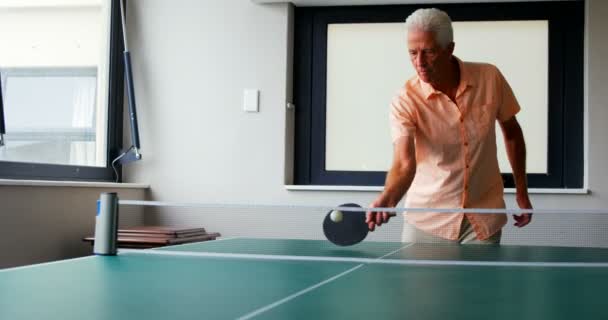 Äldre man spelar bordtennis — Stockvideo