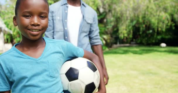 Man die zich voordeed hand op de schouder van zoon — Stockvideo