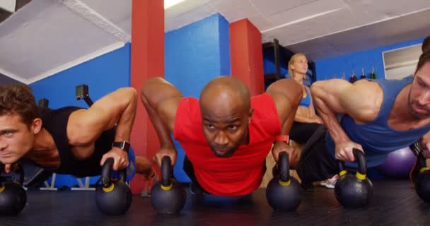 Män utför push-up övning med kettlebell — Stockvideo