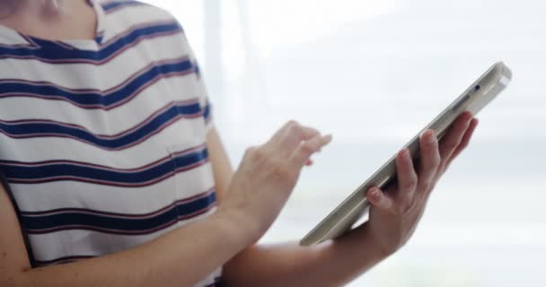 Mulher loira usando tablet digital — Vídeo de Stock