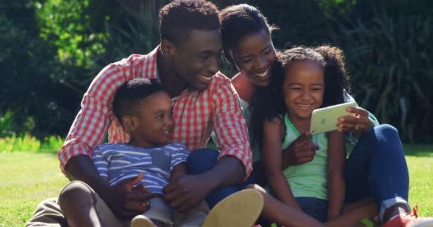 Eine Familie schaut auf ihr Handy — Stockvideo