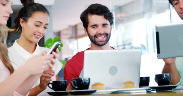 Amigos usando teléfono, computadora portátil y tableta digital — Vídeos de Stock