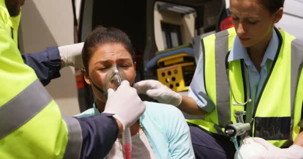 Patiënt ontvangende zuurstof masker — Stockvideo