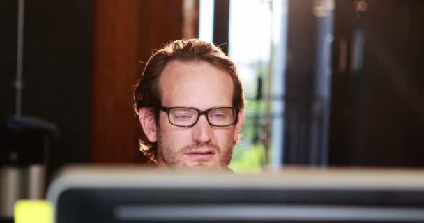 Mann arbeitet am Computer — Stockvideo