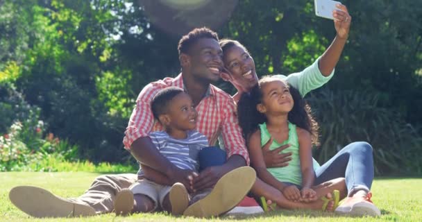 Una familia tomando selfie — Vídeo de stock