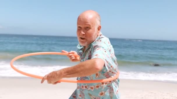 Homem idoso fazendo hula hoop — Vídeo de Stock