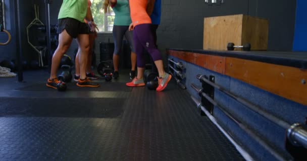 Les gens de remise en forme de haut se cinq dans la salle de gym — Video