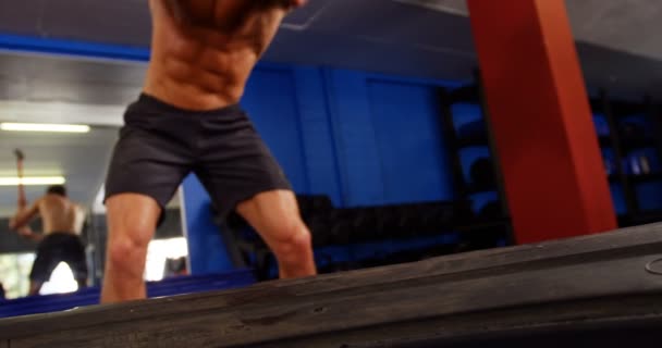 Homme faisant exercice d'entraînement au marteau — Video