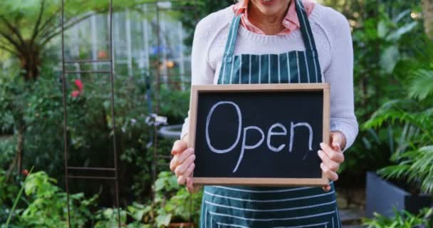 Rijpe vrouw met open teken — Stockvideo