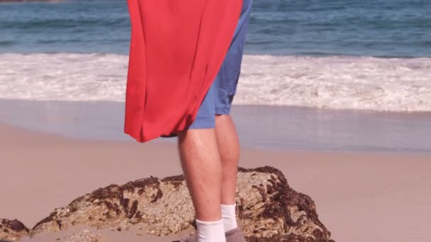 Starší muž oblékat jako superheros — Stock video