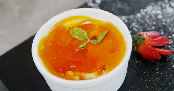 Pudín de mango en tazón en el restaurante — Vídeos de Stock