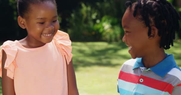 Gyermekek együtt nevetünk — Stock videók