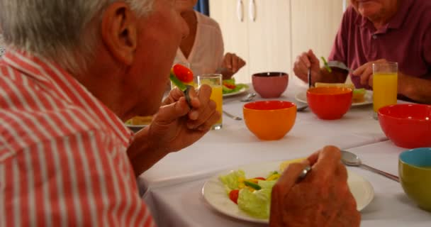 Amigos mayores comiendo — Vídeo de stock